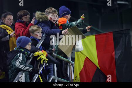 Paderborn, Deutschland. November 2023. firo: 17. November 2023, Fußball, Fußball: DFB-Nationalmannschaft, U21-Nationalspiel Männer, Männer, Europameisterschaft Qualifikation, Europameisterschaft Qualifikation, GER, Deutschland - Estland 4:1 Fans Deutschland, Flags, Kinder Credit: dpa/Alamy Live News Stockfoto