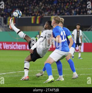 Paderborn, Deutschland. November 2023. firo: 17. November 2023, Fußball, Fußball: DFB-Nationalmannschaft, U21-Nationalspiel Männer, Männer, Europameisterschaft Qualifikation, Europameisterschaft Qualifikation, GER, Deutschland - Estland MOUKOKO, GER versus VEERING/dpa/Alamy Live News Stockfoto