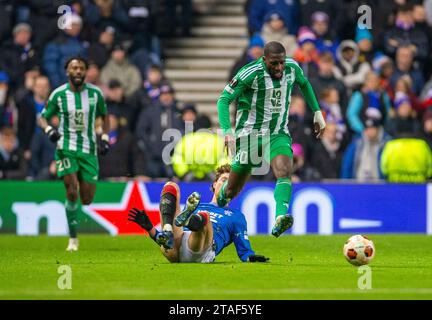 30. November 2023; Ibrox Stadium, Glasgow, Schottland: Europa League, Group Stage Football, Rangers gegen Aris Limassol; Sam Lammers von Rangers kämpft gegen Shavy Babicka von Aris Limassol Stockfoto