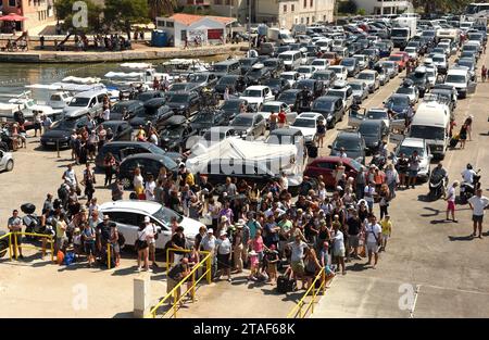 Vela Luka, Kroatien - 19. August 2017: Autos und Leute warten auf die Fähre im Hafen von Vela Luka auf der Insel Korcula, Kroatien. Stockfoto