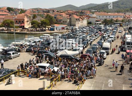 Vela Luka, Kroatien - 19. August 2017: Autos und Leute warten auf die Fähre im Hafen von Vela Luka auf der Insel Korcula, Kroatien. Stockfoto