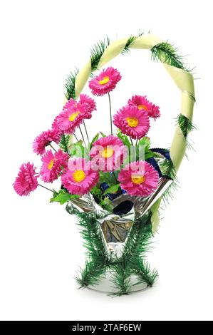 Kränze künstlicher Blumen für Beerdigung isoliert auf weiß Stockfoto