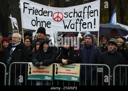 Menschen nehmen eine Friedensdemonstration mit dem Motto Nein zu Kriegen Rüstungswahnsinn stoppen Zukunft friedlich und gerecht gestalten vor dem Brandenburger Tor in Berlin am 25. November 2023. Friedensdemonstration in Berlin *** Menschen nehmen am 25. November 2023 an einer Friedensdemonstration unter dem Motto Nein zu Kriegen - den Waffenwahnsinn stoppen - vor dem Brandenburger Tor in Berlin eine friedliche und gerechte Zukunft gestalten Friedensdemonstration in Berlin Credit: Imago/Alamy Live News Stockfoto