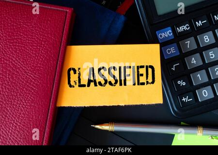 Gefälschte Kleinanzeige, Zeitung, Business-Konzept. Stockfoto