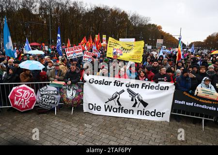 Menschen nehmen eine Friedensdemonstration mit dem Motto Nein zu Kriegen Rüstungswahnsinn stoppen Zukunft friedlich und gerecht gestalten vor dem Brandenburger Tor in Berlin am 25. November 2023. Friedensdemonstration in Berlin *** Menschen nehmen am 25. November 2023 an einer Friedensdemonstration unter dem Motto Nein zu Kriegen - den Waffenwahnsinn stoppen - vor dem Brandenburger Tor in Berlin eine friedliche und gerechte Zukunft gestalten Friedensdemonstration in Berlin Credit: Imago/Alamy Live News Stockfoto