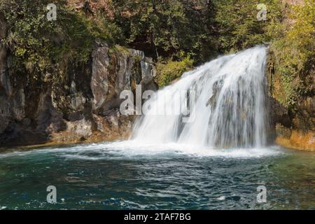 Fossil Creek Falls. Calciumcarbonat verleiht dem Wasser seine unverwechselbare Farbe und verursacht die Bildung von reichlich Travertin. Stockfoto