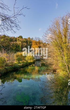 Herbstszene von einer Brücke mit Blick auf einen Nebenfluss des Arun in der Nähe von Swanbourne Lake, Arundel, Park, Arundel, West Sussex, UK. Stockfoto