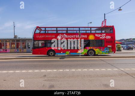 Nahaufnahme des Doppeldeckerbusses, der auf der Straße durch Stockholms fährt. Schweden. Stockfoto