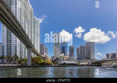 Die Skyline von Metromover und Brickel ist vom Miami River aus zu sehen, Miami, Florida, USA Stockfoto