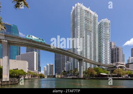 Die Skyline von Metromover und Brickel ist vom Miami River aus zu sehen, Miami, Florida, USA Stockfoto