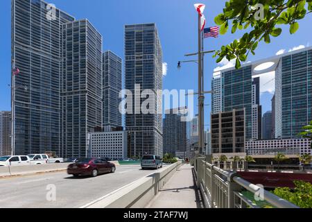 Brickell Avenue Draw Bridge mit Wohn- und Bürogebäuden, Miami Florida, USA Stockfoto