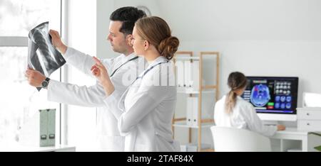 Ärzte studieren Röntgenbild der Lunge in der Klinik Stockfoto