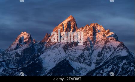Gipfel der Teton Range im Grand Teton National Park in Wyoming bei Sonnenaufgang. Stockfoto