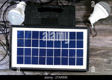 Kairo, Ägypten, 6. November 2023: GDLAGEN GD35wp Solarlichtkit, multifunktionales Mini-Solar-Wohnlichtsystem, Solarmodul, ein Gerät, das Sonnenlicht umwandelt Stockfoto