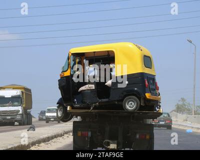 Alexandria, Ägypten, 9. September 2022: Abschlepptransporter Pritschenwagen, der Auto-Rikscha bewegt, Baby-Taxi, Mototaxi, Taube, Jonnybee, bajaj, chand Stockfoto