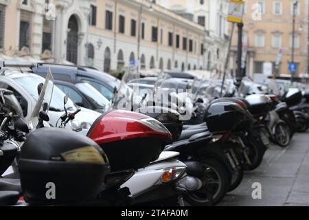 Motorroller und Motorräder parken auf der Piazza dei Santi Apostoli in Rom Stockfoto