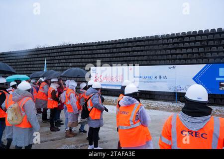 (231130) -- BUDAPEST, 30. November 2023 (Xinhua) -- Lehrer und Studenten des Lehrstuhls für Chinesisch an der Lorand Eotvos Universität in Ungarn besuchen am 30. November 2023 eine Baustelle des Eisenbahnprojekts Ungarn-Serbien in Taksony, einer Stadt 20 km südlich von Budapest, Ungarn. Eine Gruppe von Schülern und Lehrern wurde am Donnerstag zu einem Tag der offenen Tür der Budapest-Belgrader Eisenbahn eingeladen. (Projektmanagement der Eisenbahnstrecke China Railway Ungarn-Serbien über Xinhua) Stockfoto