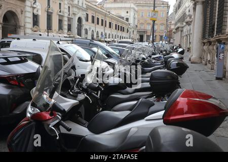 Motorroller und Motorräder parken auf der Piazza dei Santi Apostoli in Rom Stockfoto