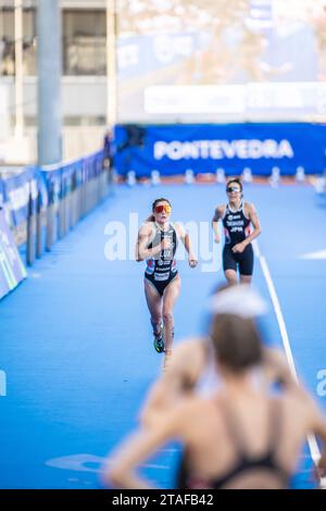 Jeanne Lehair nahm an Pontevedra an der Triathlon-Weltmeisterschaft 2023 Teil. Stockfoto