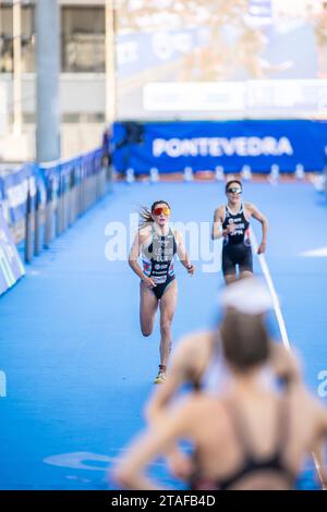 Jeanne Lehair nahm an Pontevedra an der Triathlon-Weltmeisterschaft 2023 Teil. Stockfoto