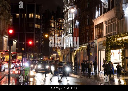 Knightsbridge eine der luxuriösesten Gegenden Londons an einem nassen Abend während der Hauptverkehrszeit, Londons West End, England, Vereinigtes Königreich Stockfoto