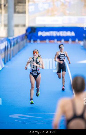 Jeanne Lehair nahm an Pontevedra an der Triathlon-Weltmeisterschaft 2023 Teil. Stockfoto