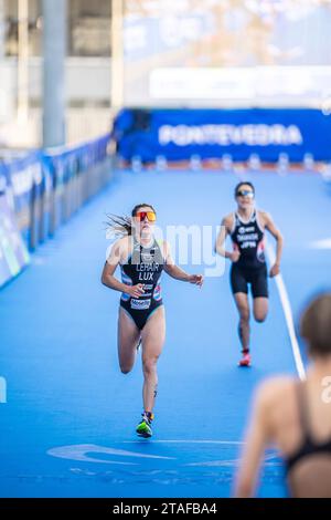 Jeanne Lehair nahm an Pontevedra an der Triathlon-Weltmeisterschaft 2023 Teil. Stockfoto