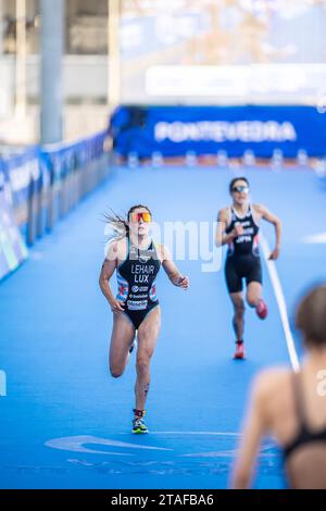 Jeanne Lehair nahm an Pontevedra an der Triathlon-Weltmeisterschaft 2023 Teil. Stockfoto