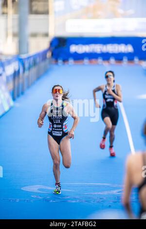 Jeanne Lehair nahm an Pontevedra an der Triathlon-Weltmeisterschaft 2023 Teil. Stockfoto