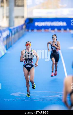 Jeanne Lehair nahm an Pontevedra an der Triathlon-Weltmeisterschaft 2023 Teil. Stockfoto