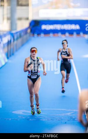 Jeanne Lehair nahm an Pontevedra an der Triathlon-Weltmeisterschaft 2023 Teil. Stockfoto