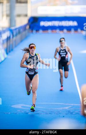 Jeanne Lehair nahm an Pontevedra an der Triathlon-Weltmeisterschaft 2023 Teil. Stockfoto