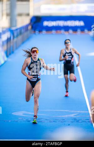 Jeanne Lehair nahm an Pontevedra an der Triathlon-Weltmeisterschaft 2023 Teil. Stockfoto