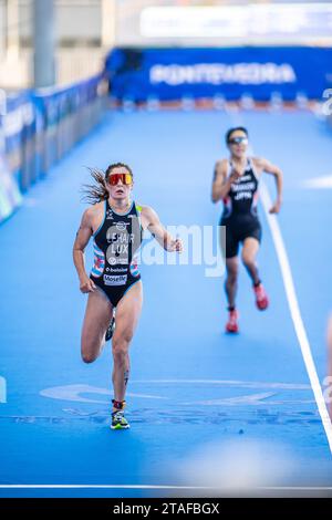 Jeanne Lehair nahm an Pontevedra an der Triathlon-Weltmeisterschaft 2023 Teil. Stockfoto