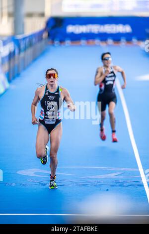 Jeanne Lehair nahm an Pontevedra an der Triathlon-Weltmeisterschaft 2023 Teil. Stockfoto