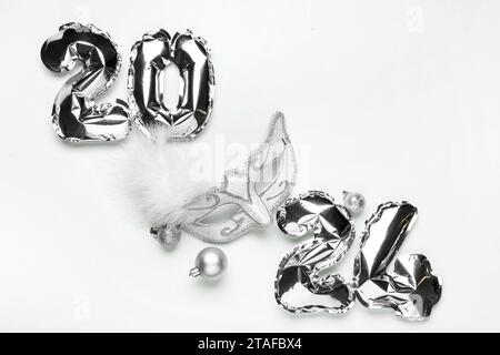 Schöne Karnevalsmaske und Figur 2024 aus Ballons auf weißem Hintergrund Stockfoto