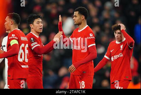 Liverpool Cody Gakpo (Mitte) feiert mit Wataru Endo, nachdem er während des Gruppenspiels der UEFA Europa League in Anfield, Liverpool, das vierte Tor des Spiels erzielt hat. Bilddatum: Donnerstag, 30. November 2023. Stockfoto