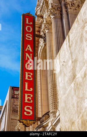 Das Wahrzeichen des Los Angeles Theatre am Broadway im Theaterviertel in der Innenstadt zeigt ein rotes Vintage-Neonschild mit gelben Buchstaben. Stockfoto