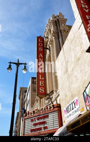 Das Wahrzeichen des Los Angeles Theatre am Broadway im Theaterviertel in der Innenstadt zeigt ein rotes Vintage-Neonschild mit gelben Buchstaben. Stockfoto