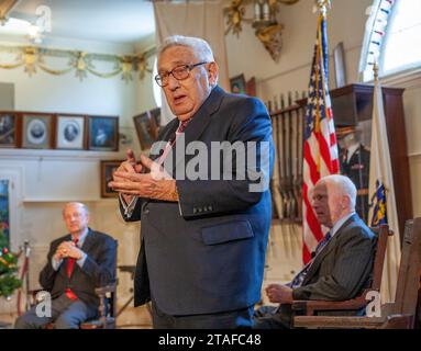 Boston, Massachusetts, USA 19. Dezember ,2007 ehemaliger Staatssekretär und ehemaliger nationaler Sicherheitsberater Dr. Henry A. Kissinger und Friedensnobelpreisträger zusammen mit dem ehemaligen Senator John McCain (R-AZ) in der Armory Faneuil Hall der Ancient and Honorable Artillery Company in Boston am 19. Dezember 2007. Kissinger starb am 29. November 2023 im Alter von 11 Jahren in seinem Haus in Connecticut. (Rick Friedman) Stockfoto