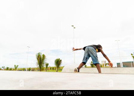 Salvador, Bahia, Brasilien - 14. März 2020: Skateboarder macht Tricks im Parque dos Ventos in Salvador, Bahia. Stockfoto