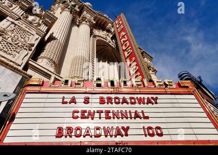 Das Wahrzeichen des Los Angeles Theatre am Broadway im Theaterviertel in der Innenstadt zeigt ein rotes Vintage-Neonschild mit gelben Buchstaben. Stockfoto