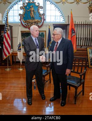 Boston, Massachusetts, USA 19. Dezember ,2007 ehemaliger Staatssekretär und ehemaliger nationaler Sicherheitsberater Dr. Henry A. Kissinger und Friedensnobelpreisträger zusammen mit dem ehemaligen Senator John McCain (R-AZ) in der Armory Faneuil Hall der Ancient and Honorable Artillery Company in Boston am 19. Dezember 2007. Kissinger starb am 29. November 2023 im Alter von 11 Jahren in seinem Haus in Connecticut. (Rick Friedman) Stockfoto