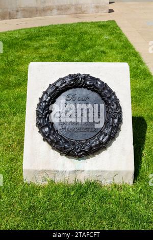 To Our gefallenen Kameraden Kranzplakette am Manchester Cenotaph Memorial, St. Peter's Square, Manchester, England, Großbritannien Stockfoto