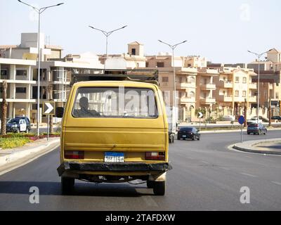 Kairo, Ägypten, 23. September 2022: Ein alter alter Kleinbuswagen, Mikrobus mit neuen ägyptischen Nummernschildern auf der Straße, eine alte alte alte Antiquität Stockfoto