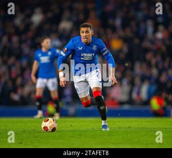 30. November 2023; Ibrox Stadium, Glasgow, Schottland: Europa League, Group Stage Football, Rangers gegen Aris Limassol; James Tavernier von Rangers on the Ball Stockfoto