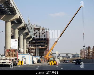 Kairo, Ägypten, 5. Oktober 2023: Kairoer Monorail-Station, die von Orascom im Bau ist, mit den Säulen, den Gleisen, dem Kran, den Gerüsten, schnell Stockfoto