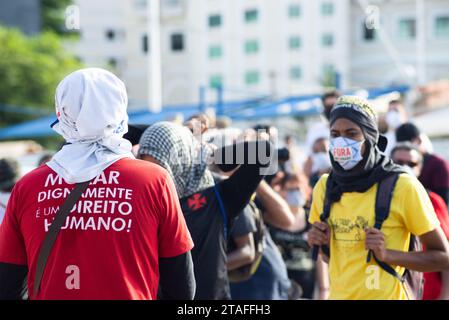 Salvador, Bahia, Brasilien - 07. Juni 2020: Demonstranten protestieren gegen den Tod von George Floyd mit Plakaten und Transparenten während der COVID-19-Quarantäne Stockfoto