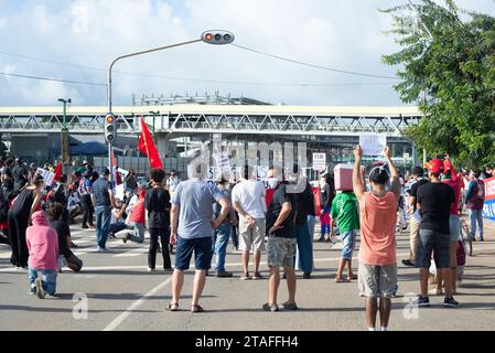 Salvador, Bahia, Brasilien - 07. Juni 2020: Demonstranten protestieren gegen den Tod von George Floyd mit Plakaten und Transparenten während der COVID-19-Quarantäne Stockfoto