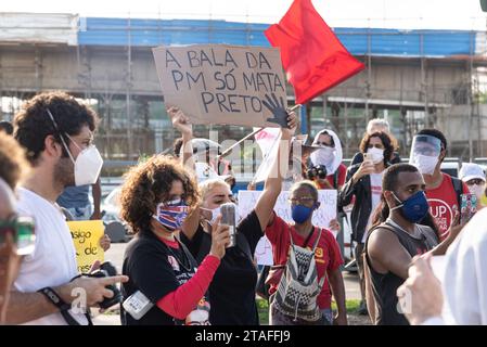 Salvador, Bahia, Brasilien - 07. Juni 2020: Demonstranten protestieren gegen den Tod von George Floyd und Rassismus während der COVID-19-Quarantäne in der Stadt Stockfoto